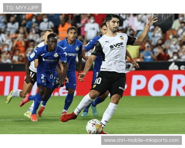 西甲巴萨外线拉开创造空档，锋线把握机会——战术升级带来的新机遇