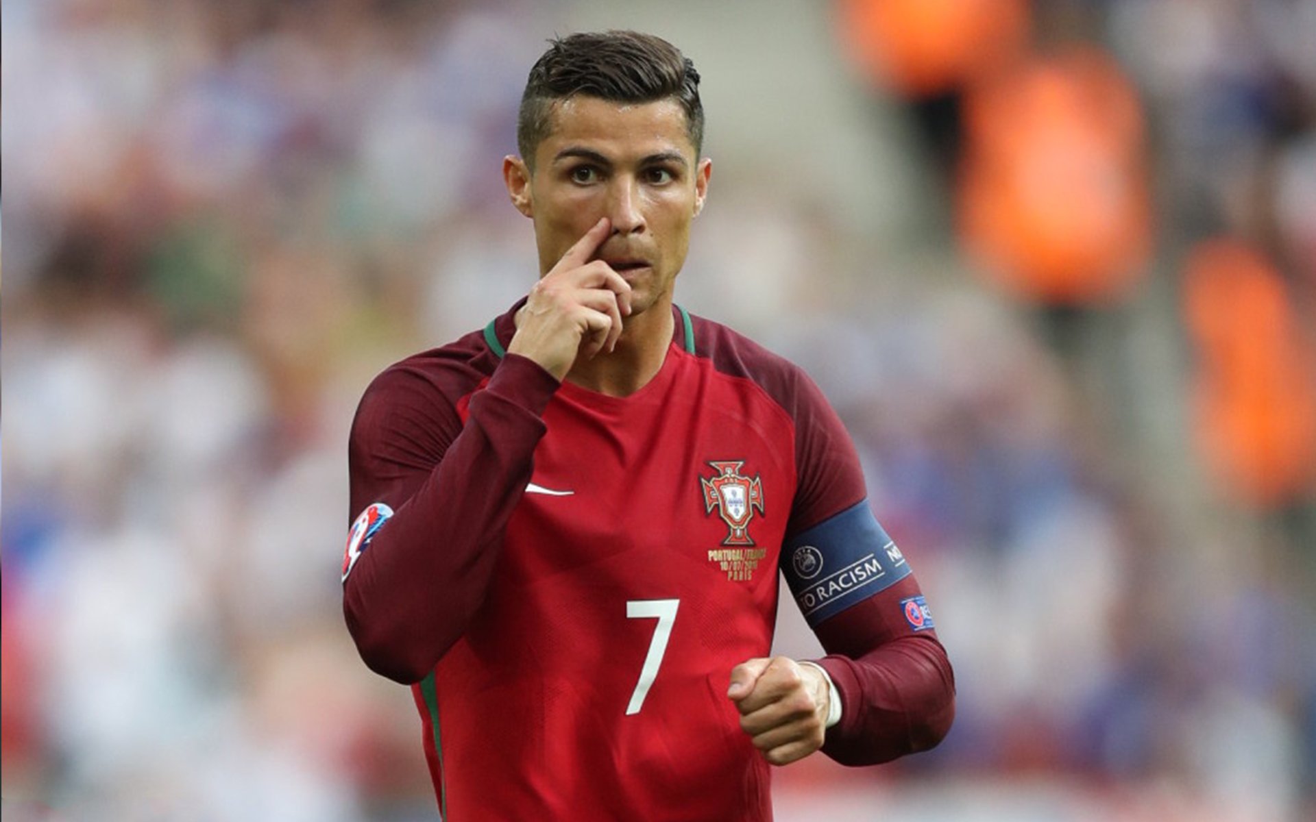 王楚钦指导青少年展现亲和一面，王 楚钦